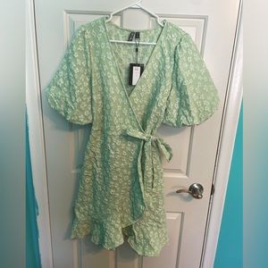 BNWT Embroidered Wrap Puff Sleeve Dress